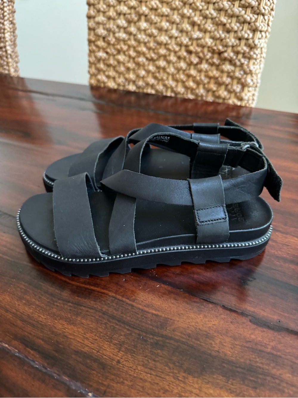 Sorel Women’s Size 7.5 Black Roaming Criss Cross Sandals Full Grain Leather